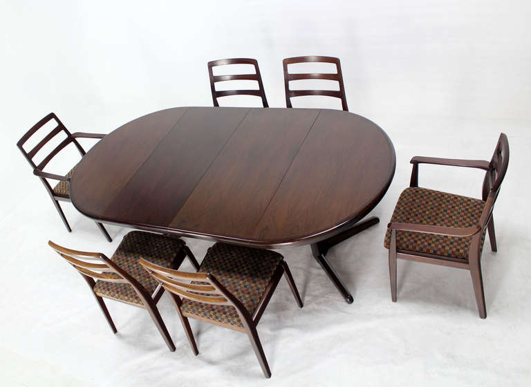 Very nice Danish modern rosewood dining set. Round table come with 2X20