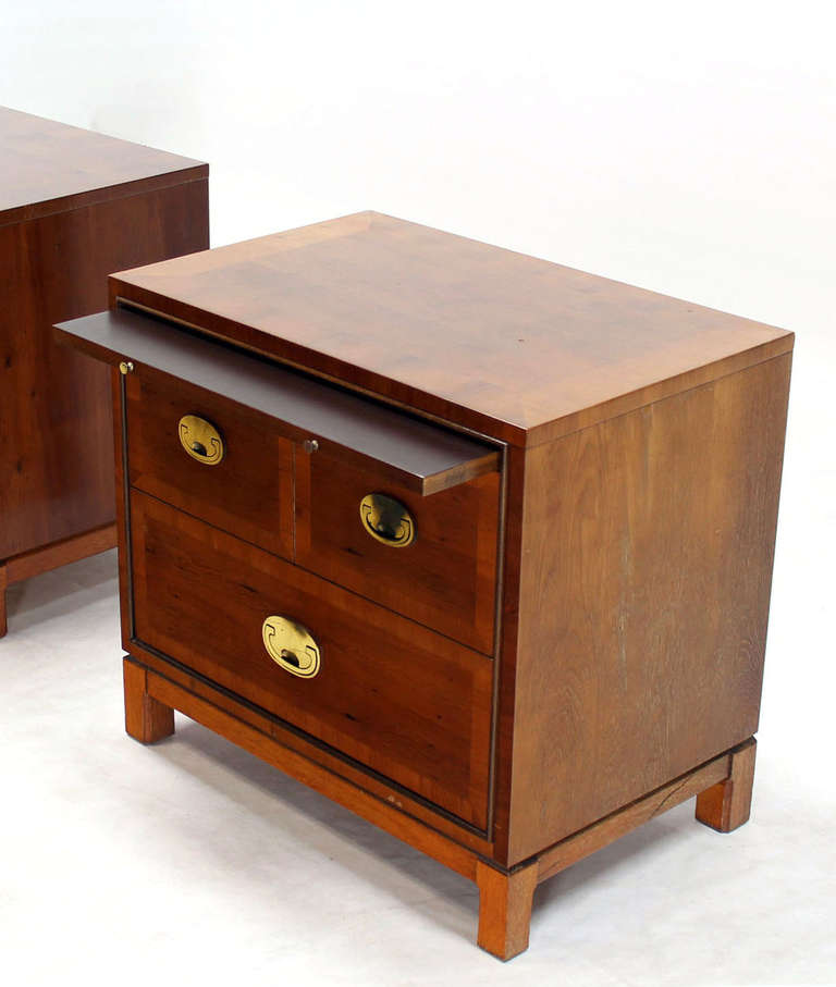 Pair of very nice quality nightstands by Hickory.