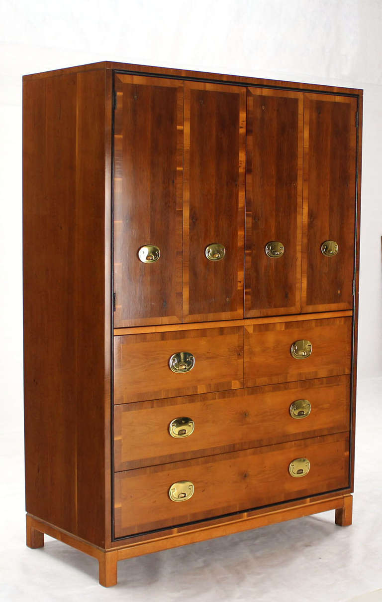 Very nice looking high quality craftsmanship gentleman's chest dresser by Hickory in excellent condition.