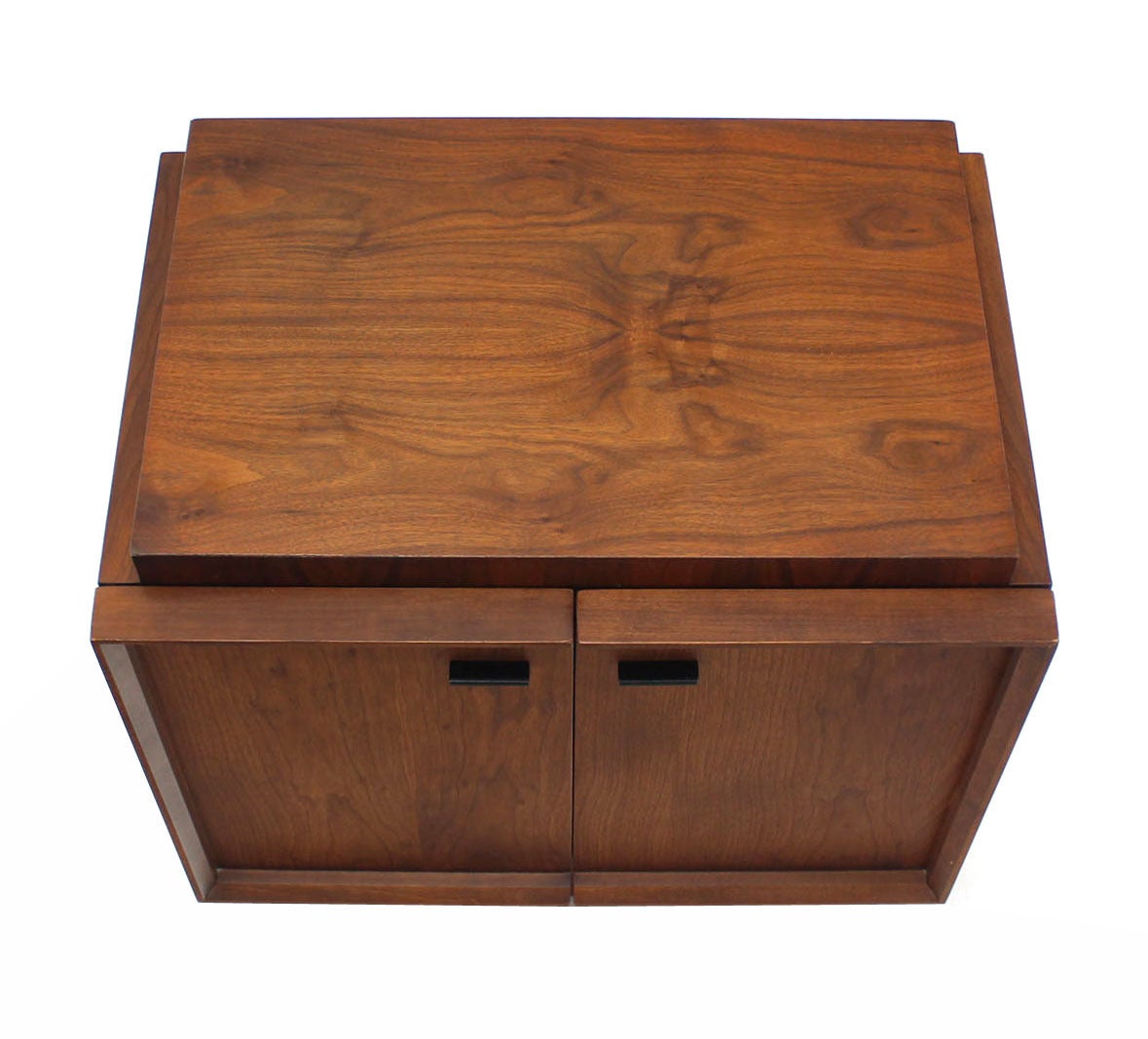 Pair of Walnut Night Stands or End Tables In Excellent Condition In Rockaway, NJ
