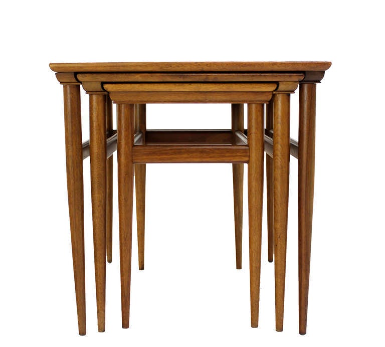Set of 3 Walnut Mid Century Modern Nesting Side End Tables In Excellent Condition In Rockaway, NJ