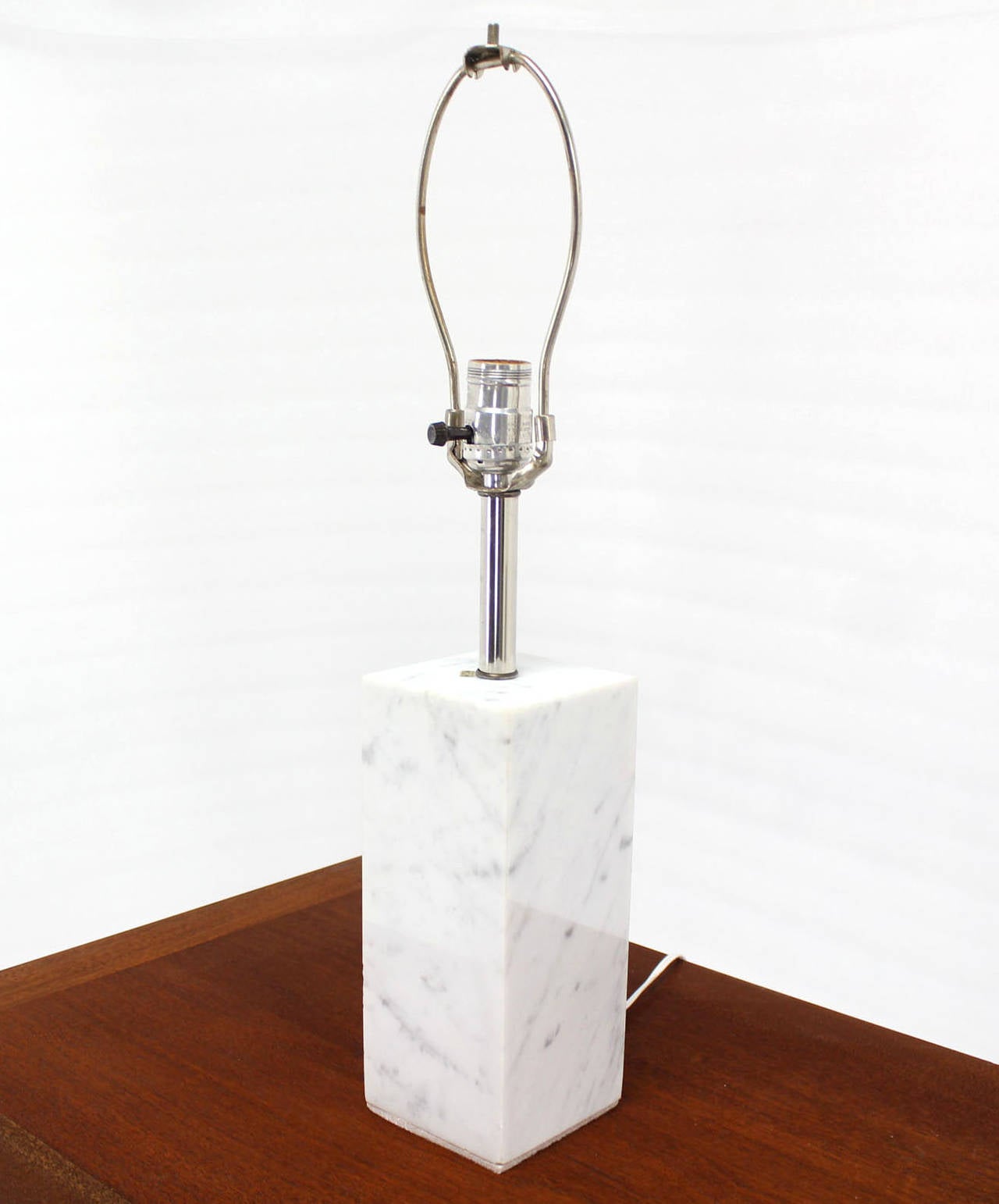 Pair of White Marble Cube-Shape Table Lamps In Excellent Condition In Rockaway, NJ