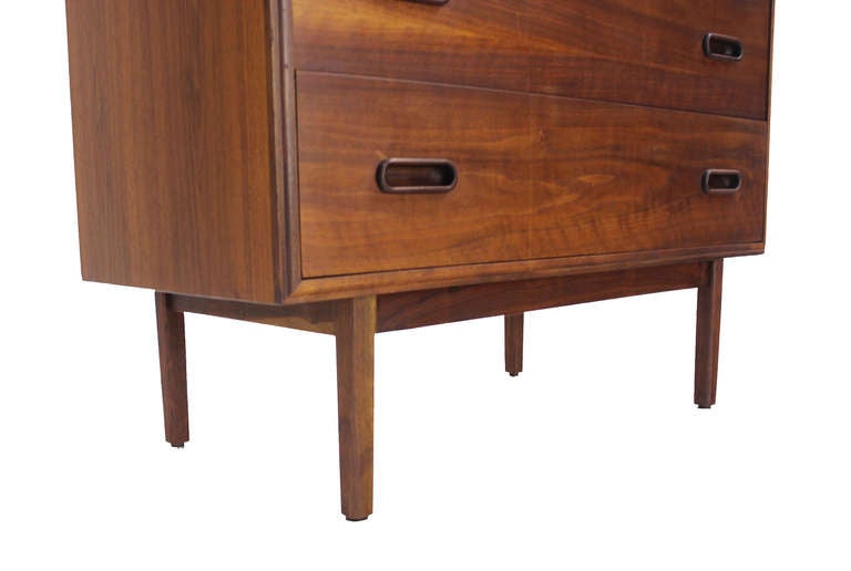 Danish Mid Century Modern Teak 3 Drawer Teak Bachelor Chest Dresser Cabinet In Excellent Condition In Rockaway, NJ