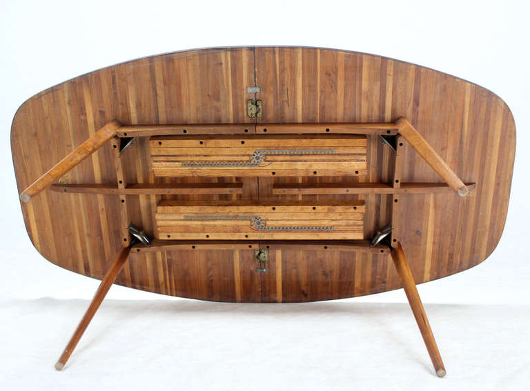 Very nice Mid-Century Modern dining table in style of Paul McCobb.
The table becomes with two W 18