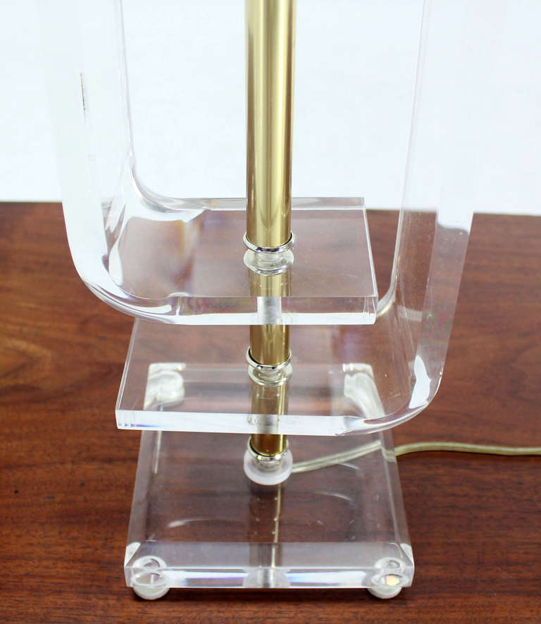 Mid-Century Modern Bent Lucite Table Lamp In Excellent Condition In Rockaway, NJ