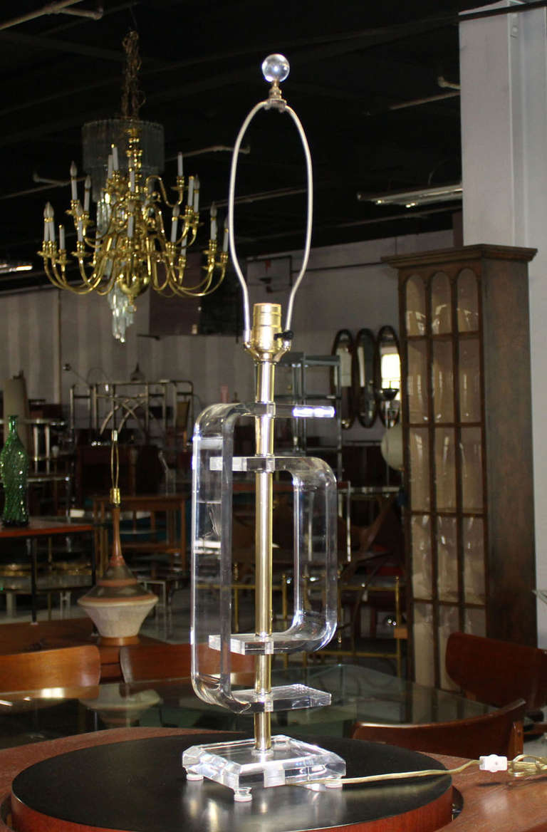 Mid-Century Modern Bent Lucite Table Lamp 4