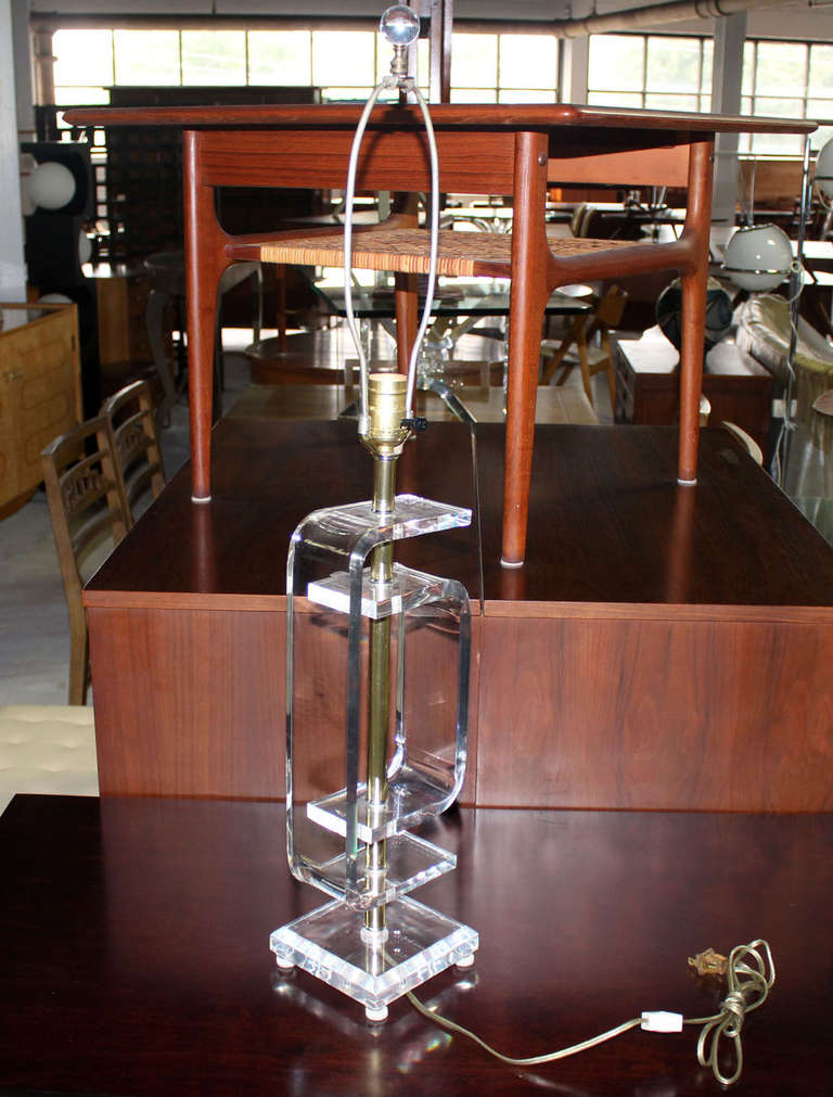 Mid-Century Modern Bent Lucite Table Lamp 1