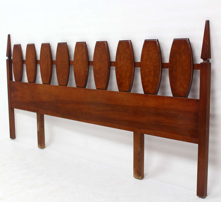 Mid-Century Modern Tête de lit King Size en bois de ronce de noyer moderne du milieu du siècle dernier, 102 pouces de long