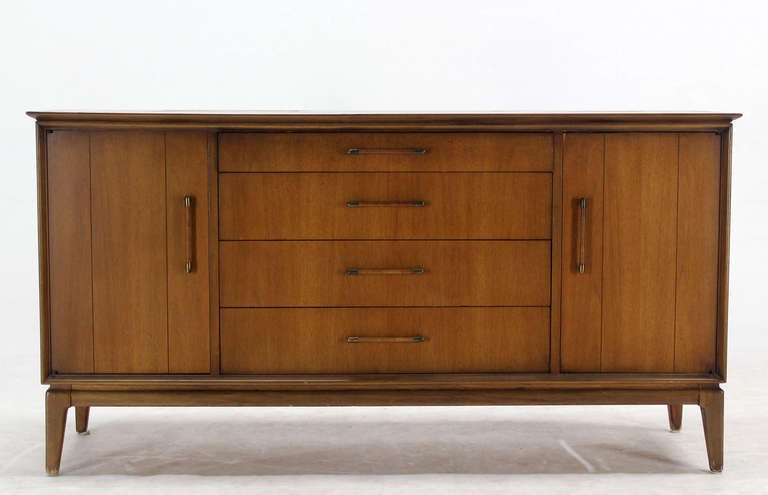 Mid-Century Modern Walnut Credenza or Sideboard Dresser In Excellent Condition In Rockaway, NJ