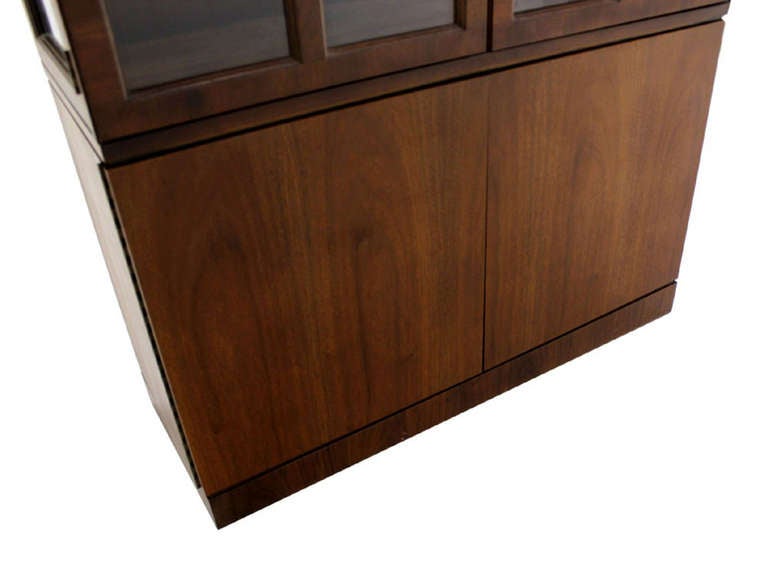 Very nice mid century modern high quality craftsmanship display cabinet.