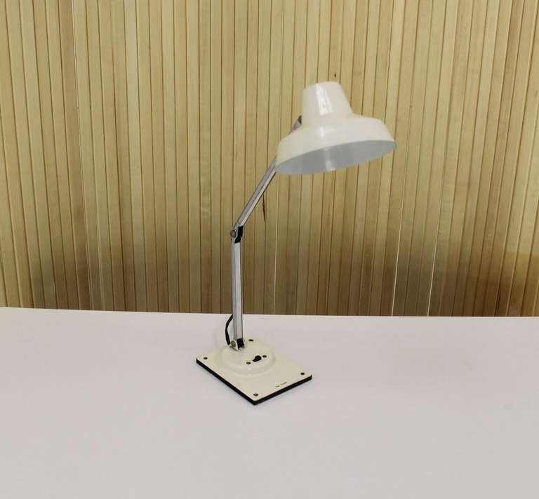 Unusual low profile mid century modern desk lamp by Tensor