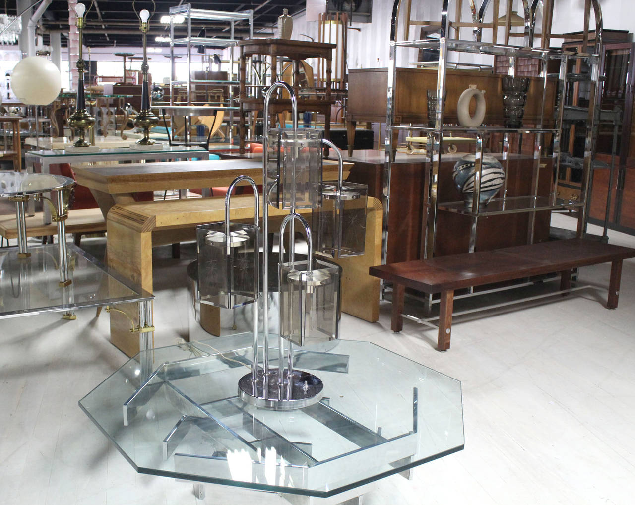 Belle lampe de table moderne du milieu du siècle en chrome et verre fumé.