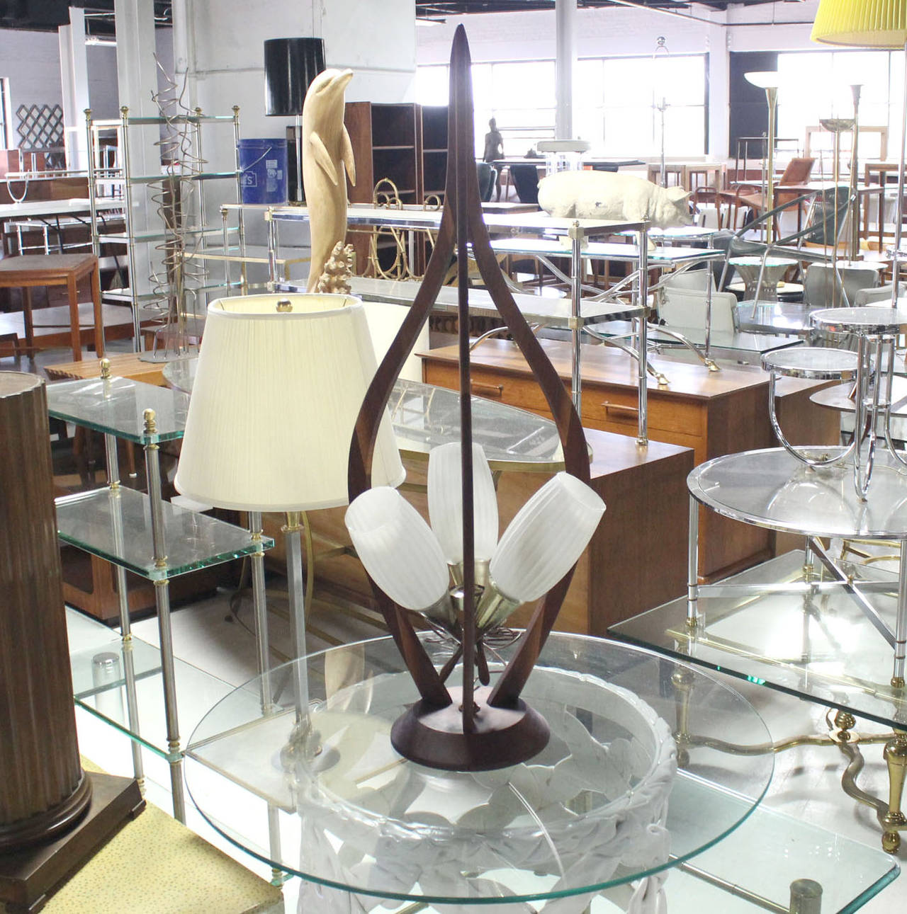 Très belle lampe de table sculpturale danoise moderne du milieu du siècle dernier. Excellent état vintage. Le luminaire semble suspendu au cadre sculptural. Abat-jour en verre dépoli. Cadre en noyer huilé.
