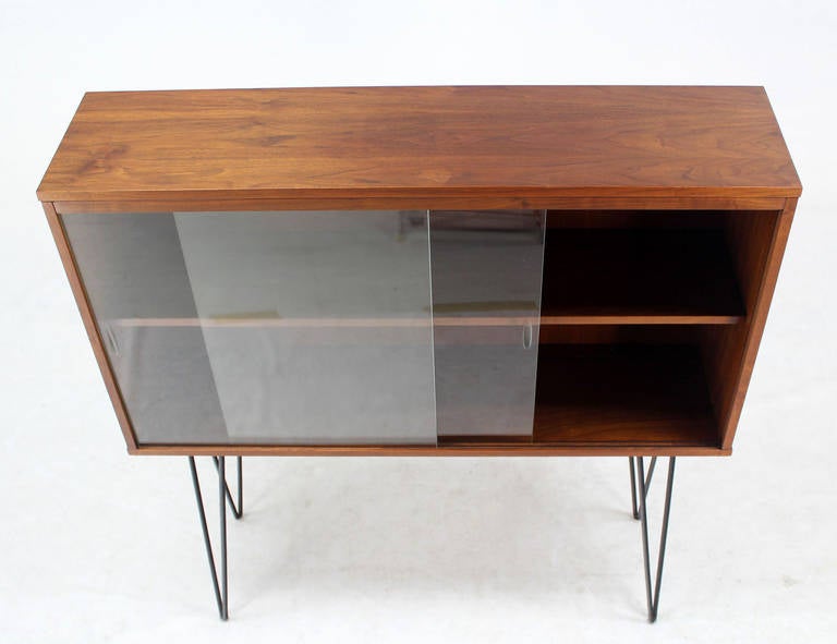 Mid-Century Modern Walnut Bookcase on Tall Hairpin Legs In Excellent Condition In Rockaway, NJ