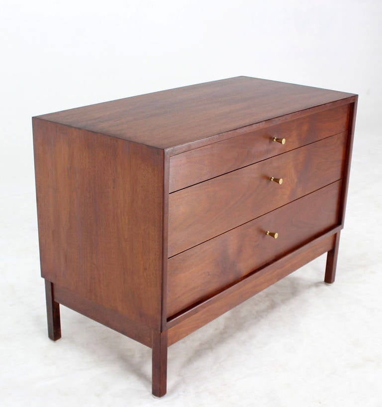 Very nice quality mid-century modern bachelor chest in style of Florence Knoll.