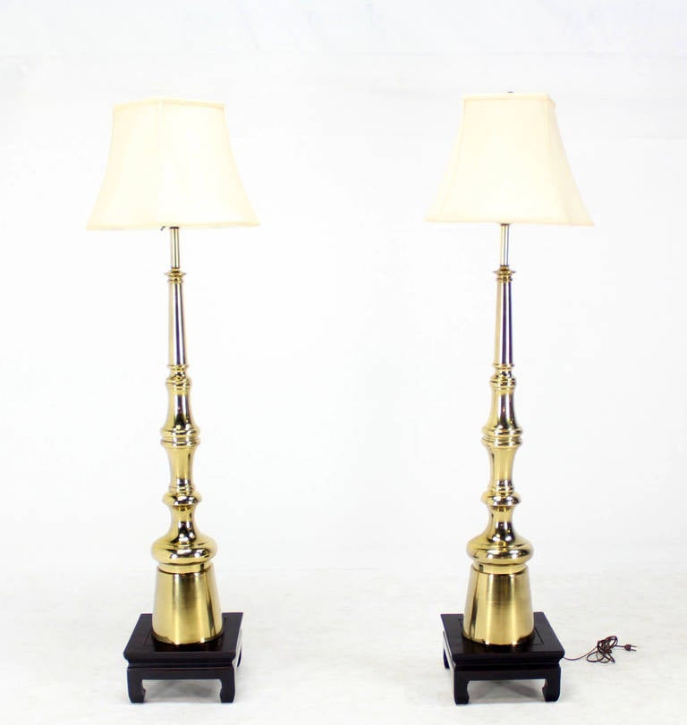 A pair of Mid-Century Modern metal floor lamps, 5" tall.