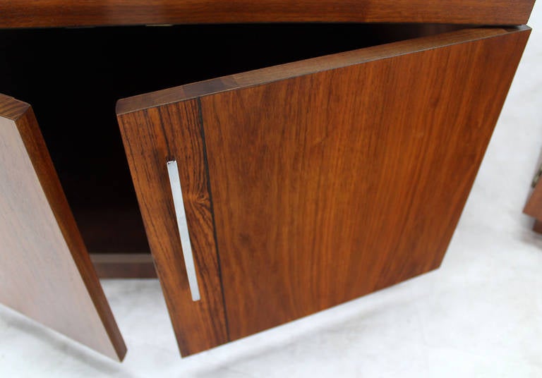 Late 20th Century Pair of Mid-Century Modern Cube Shape End Table Cabinets in Rosewood Walnut