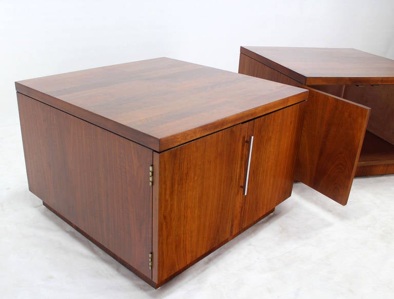Pair of Mid-Century Modern Cube Shape End Table Cabinets in Rosewood Walnut 1