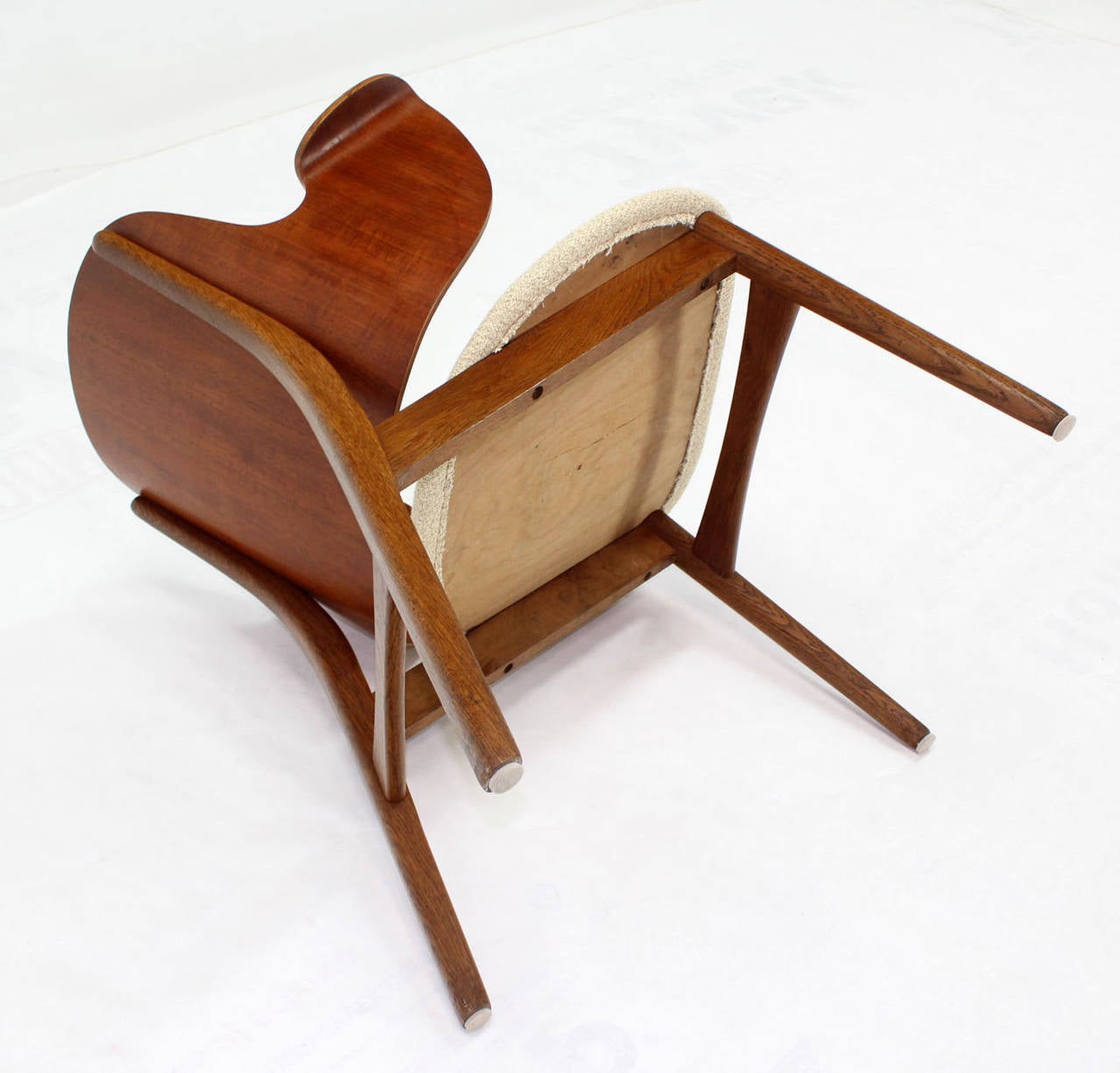 Fauteuil moderne du milieu du siècle dernier en contreplaqué moulé à dossier baril, nouvelle tapisserie. en vente 2