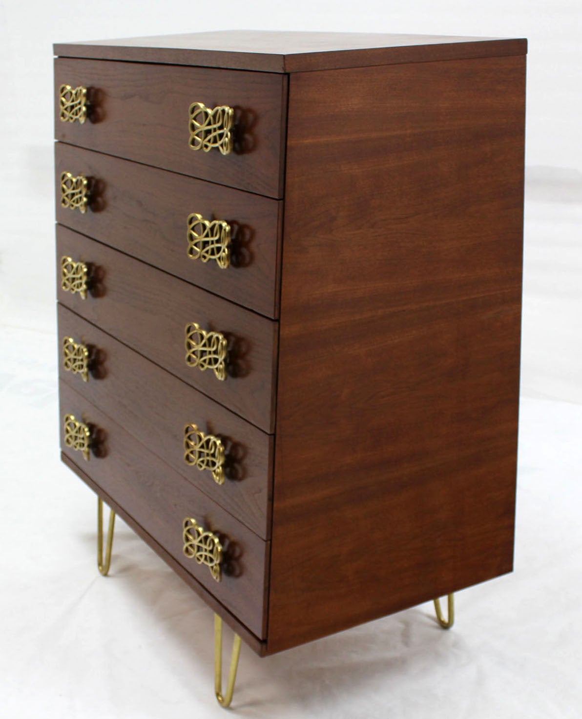 Hohe Kommode in Pyramidenform mit großer Schleife oder Schmetterlingsgriffen, Mid-Century Modern im Angebot 1