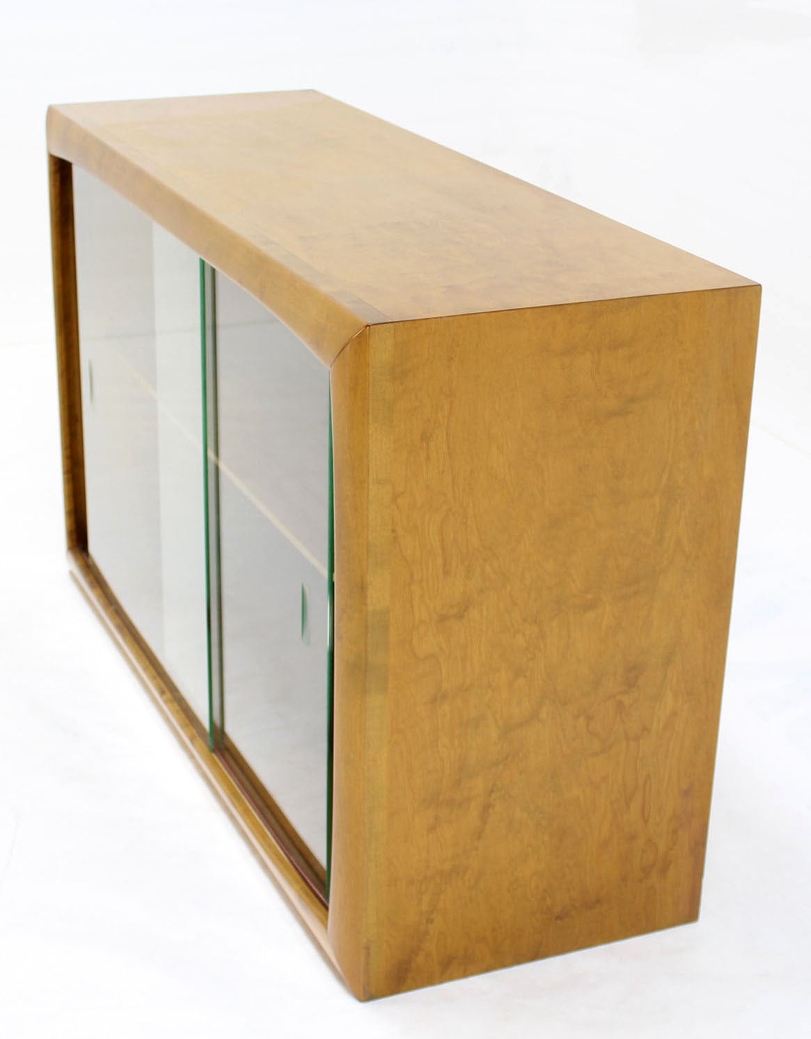 Edmund Spence Schwedisches modernes hängendes Bücherregal aus blondem Holz mit Glasschienentüren (Lackiert) im Angebot