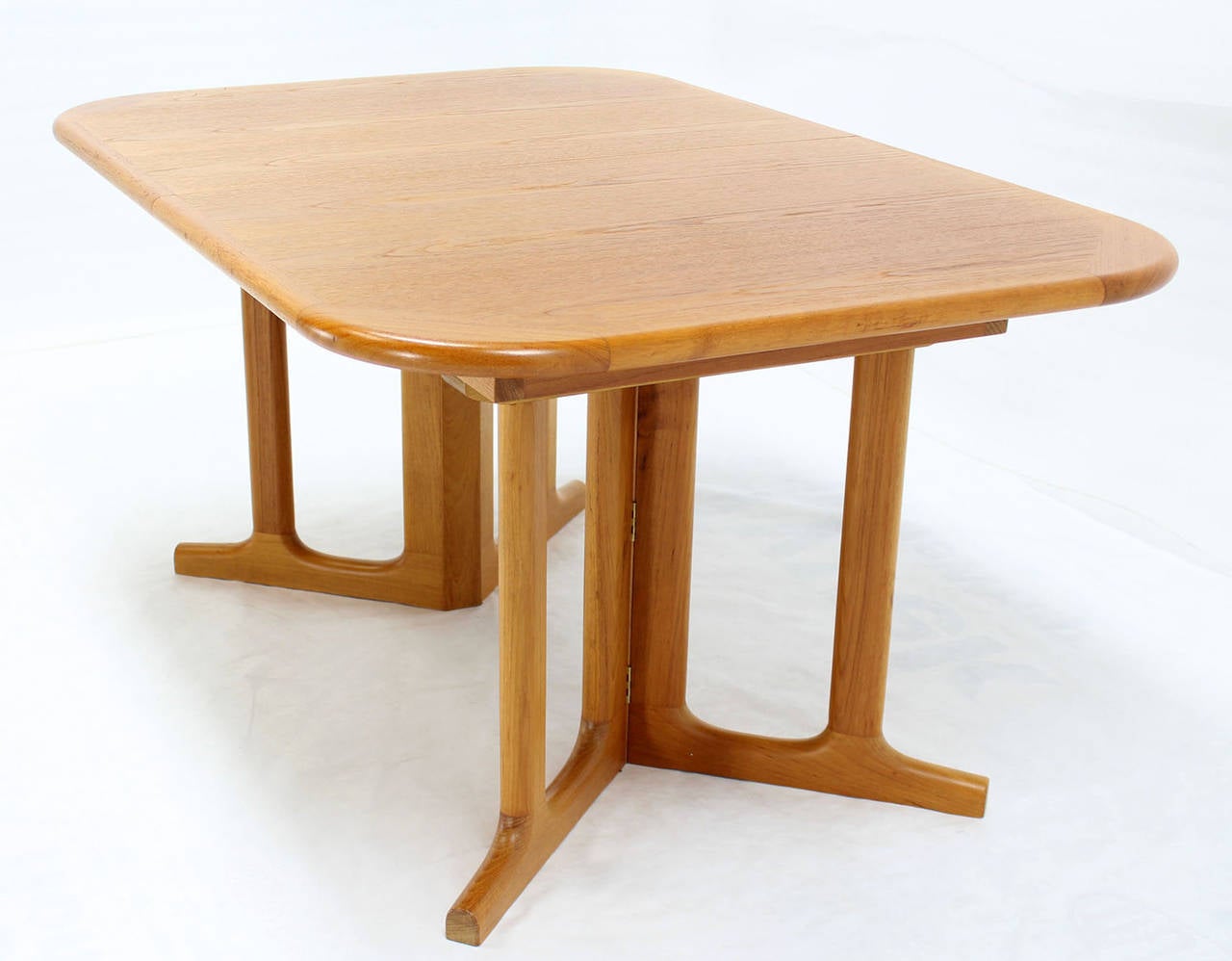 Very nice Danish modern dining table with two 2x20" leaves in excellent condition.