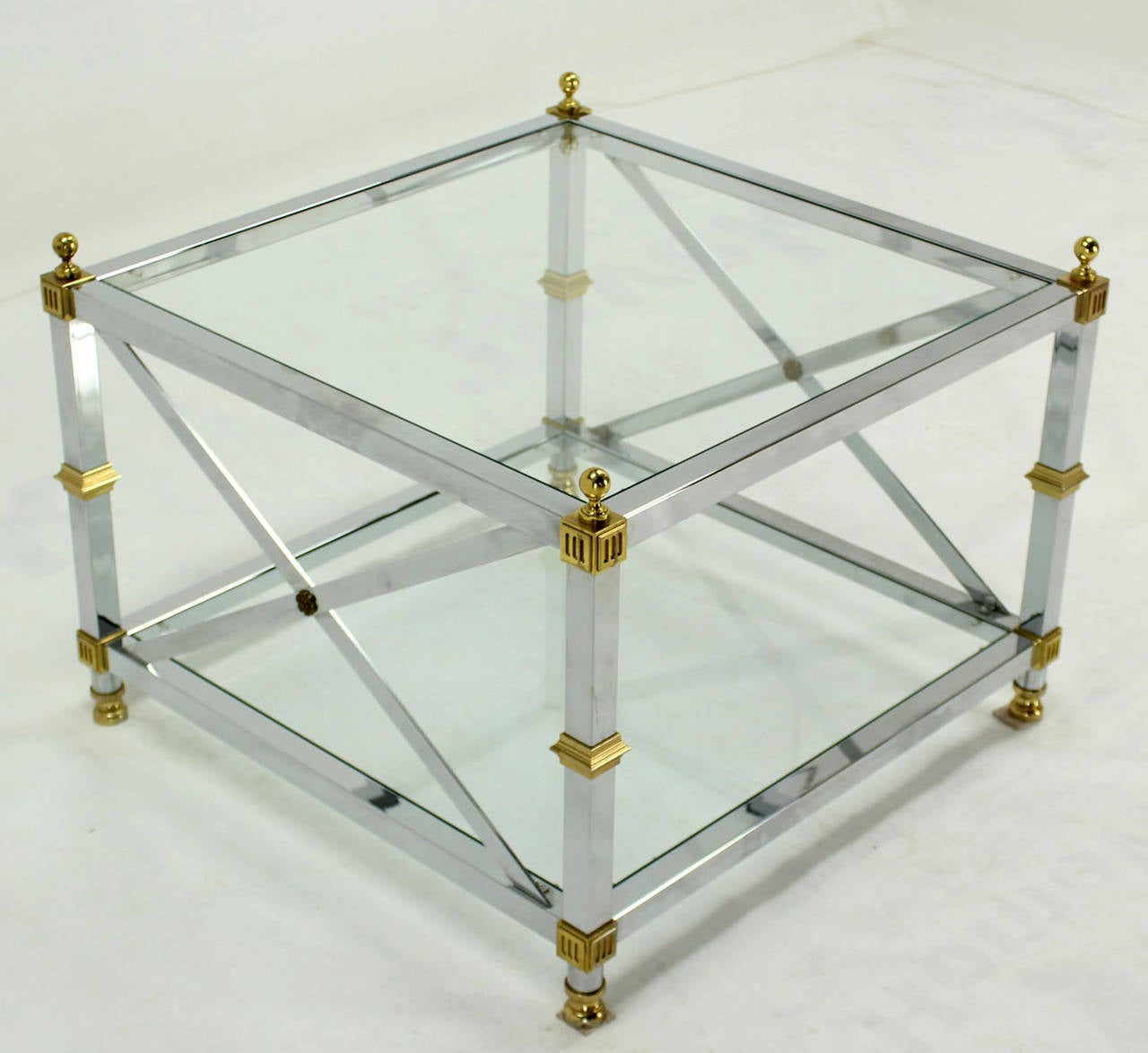 Laiton Table basse d'appoint carrée en verre chromé et laiton à base en X en vente