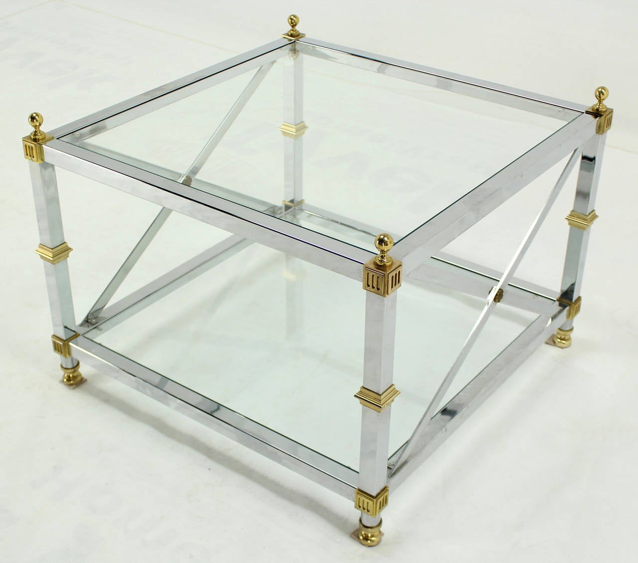 Quadratischer Beistelltisch mit quadratischem Sockel aus Glas, Chrom und Messing im Angebot 2