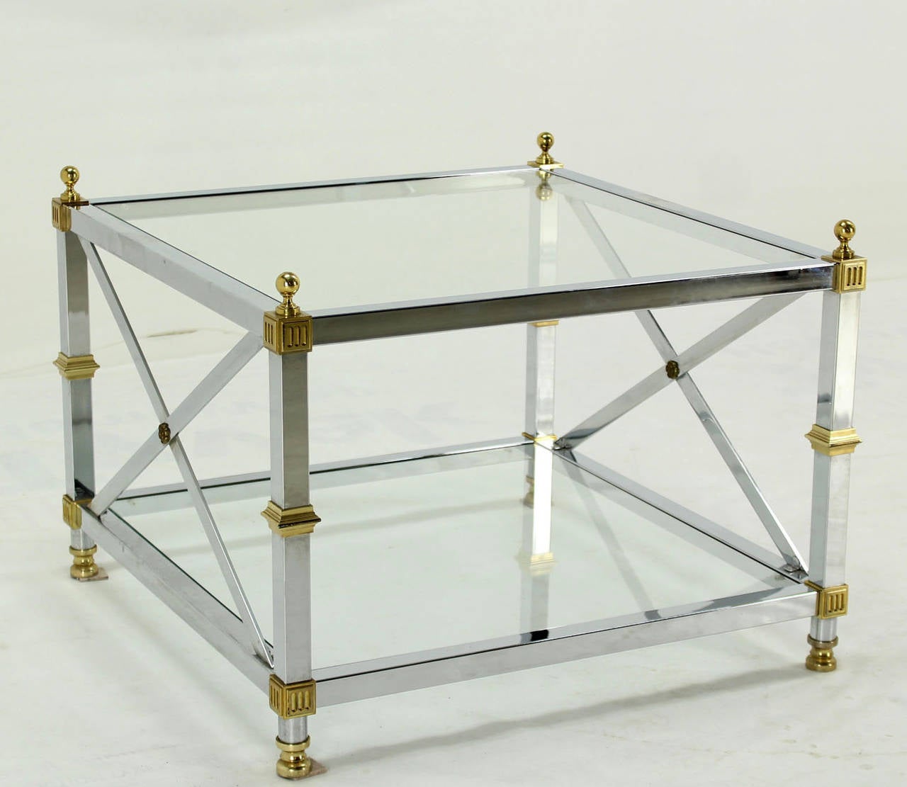 Mid-Century Modern Table basse d'appoint carrée en verre chromé et laiton à base en X en vente