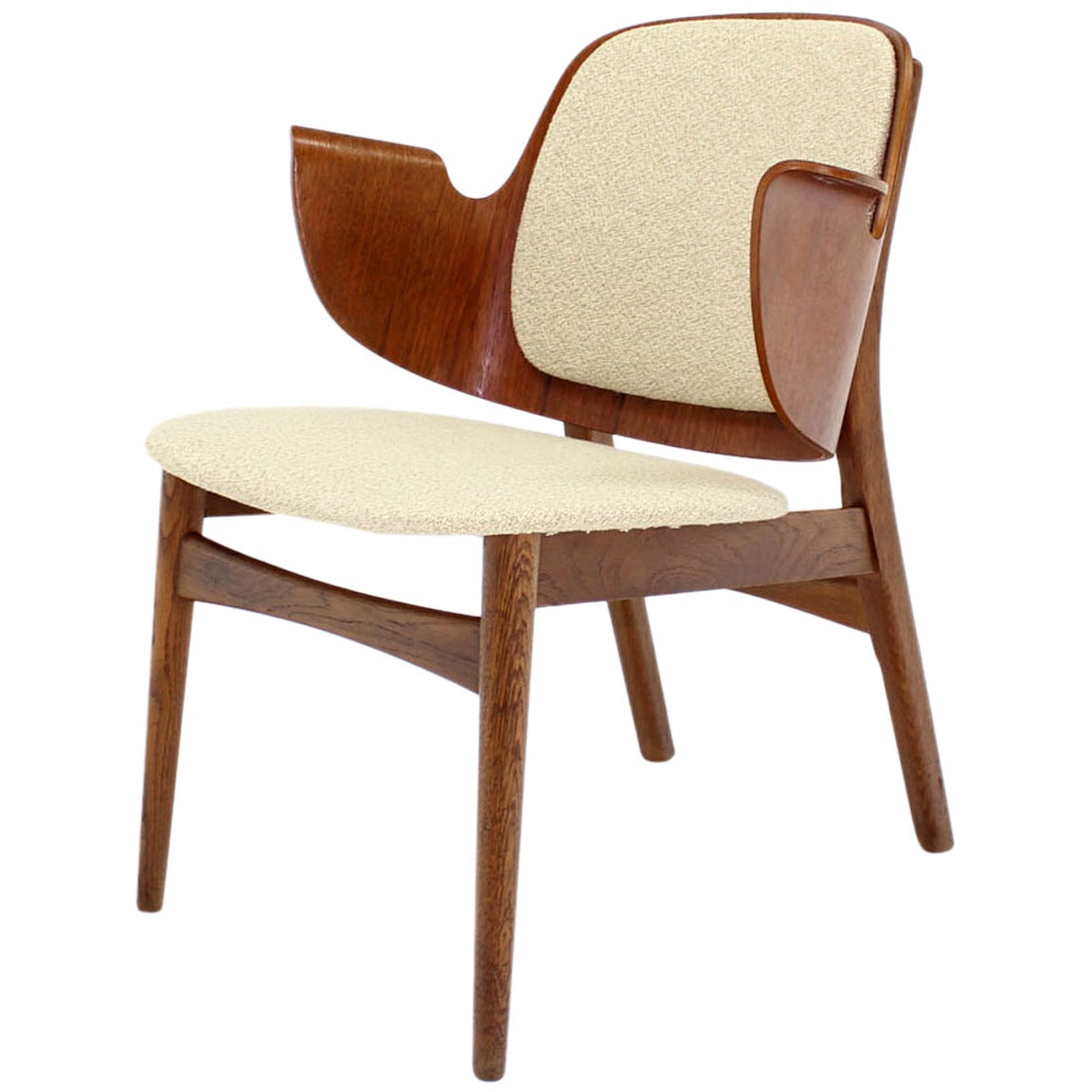 Moderner Sessel aus geformtem Sperrholz mit Fassrückenlehne, neu gepolstert.