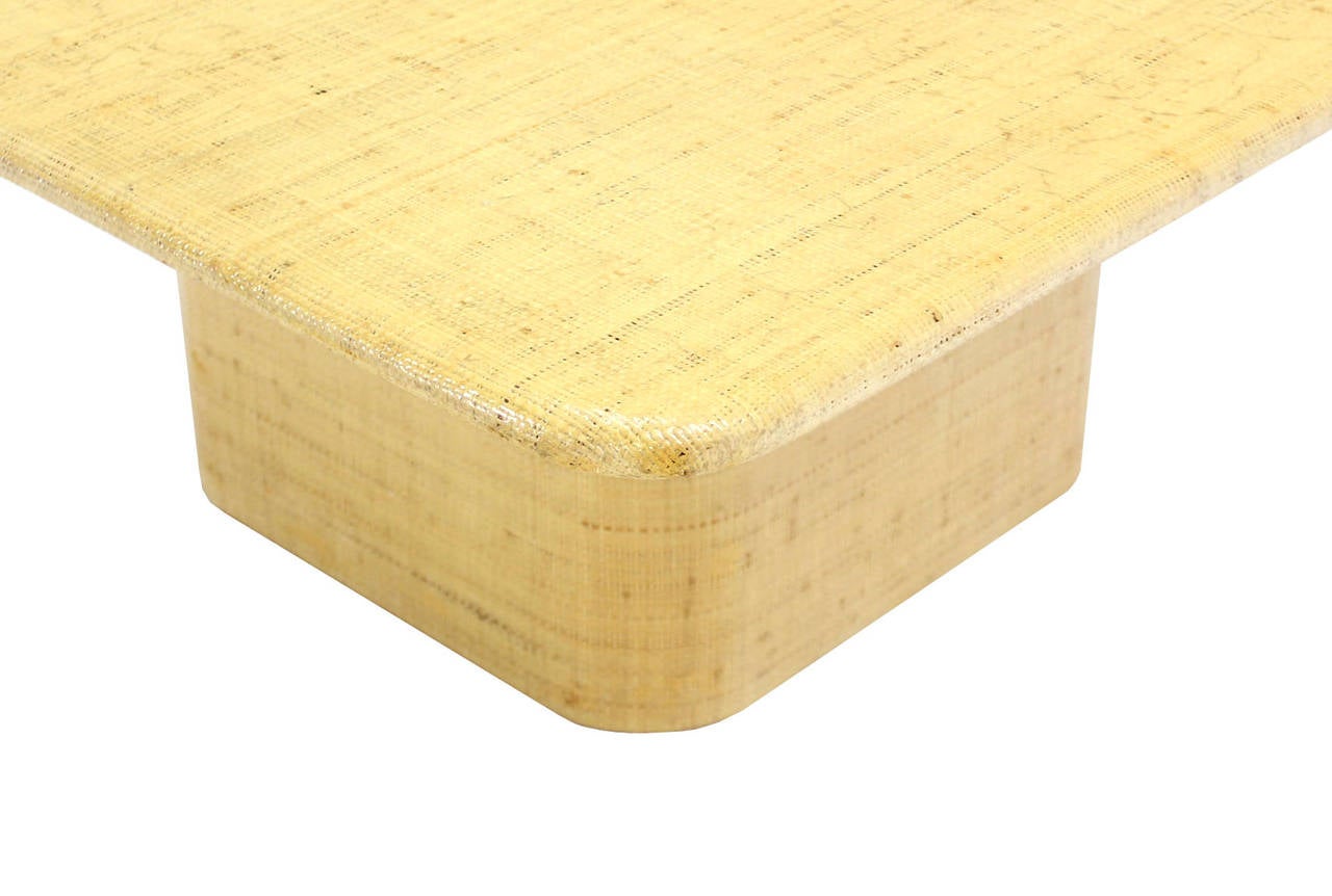 Laqué Table basse carrée recouverte de tissu sous bord biseauté. en vente