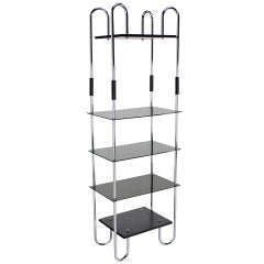 Etagere in stile Bauhaus del Medioevo