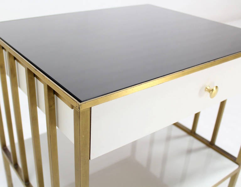 Mid-Century Modern Table d'appoint moderne du milieu du siècle dernier en laiton massif avec un tiroir et un plateau en verre fumé