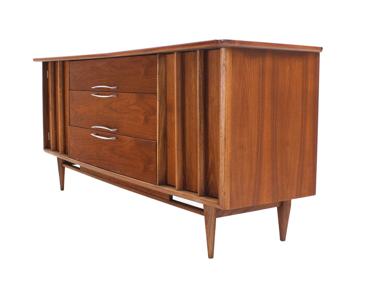 Mid Century Danish Modern Long Walnut Dresser Credenza In Excellent Condition In Rockaway, NJ