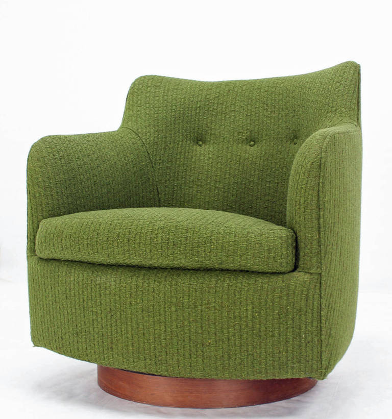 Very nice looking swivel barrel back lounge chair by Milo Baughman. The chair is in excellent vintage condition featuring very nice thick and soft green wool upholstery.