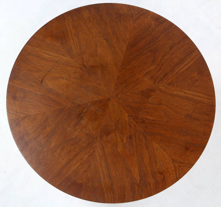 Very nice mid-century modern turned walnut side occasional table by Drexel. Overall in good condition. It shows one scratch as shown in the pictures.