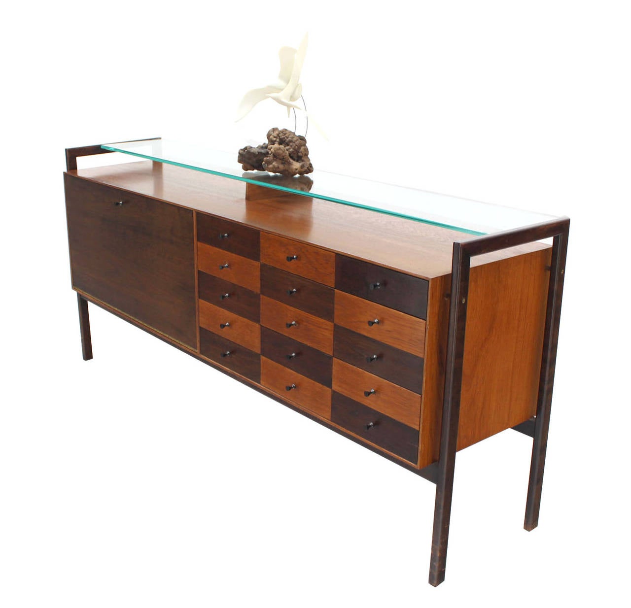 Insolita cassettiera a più cassetti in stile Mid-Century Modern con ripiano in vetro e scomparto per dischi o cartelle.