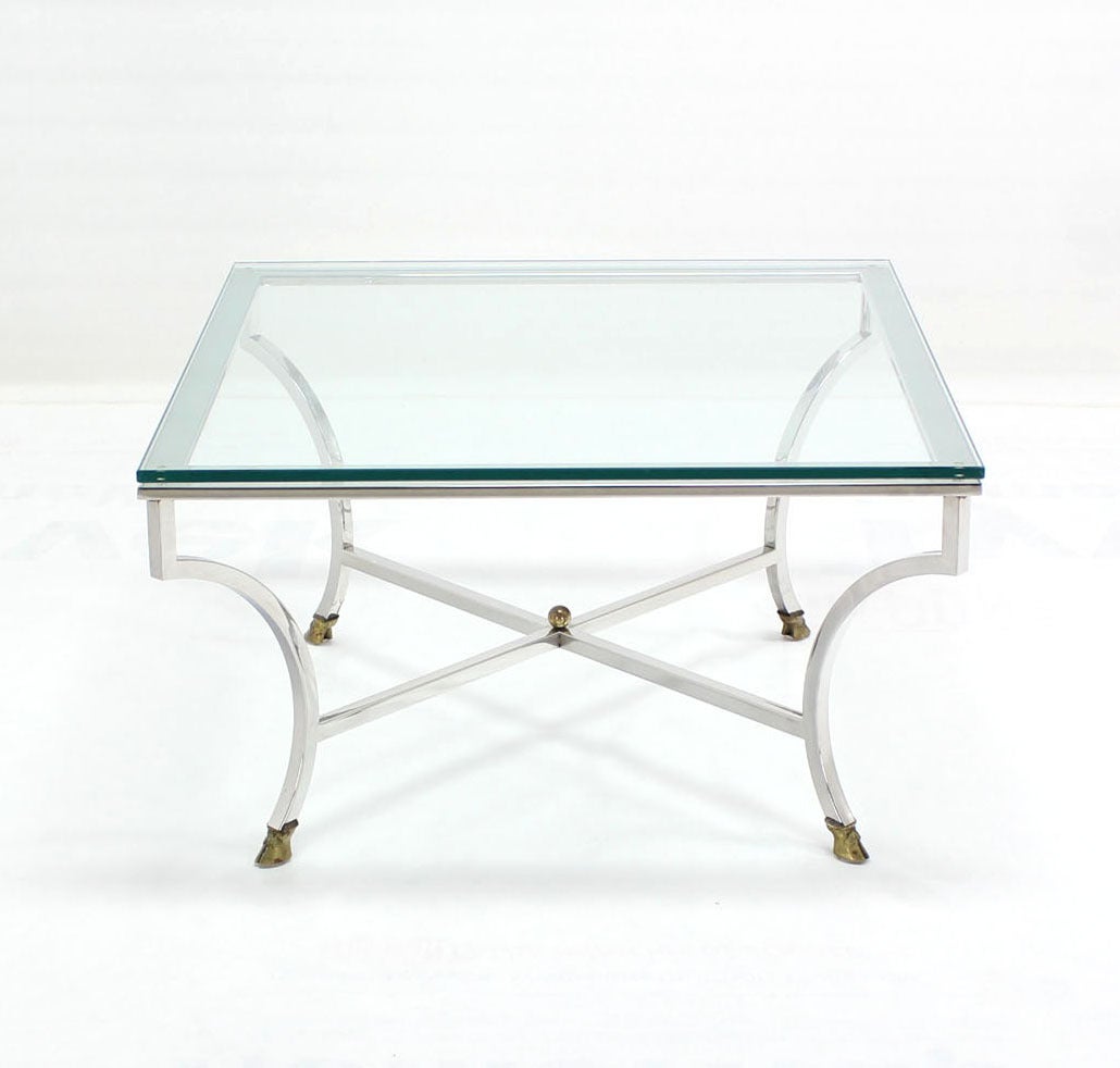 Table basse carrée en laiton courbé avec pieds en sabot et base en verre, en forme de X en vente 1