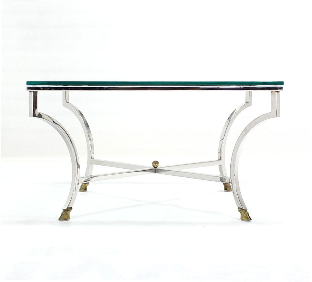 Laiton Table basse carrée en laiton courbé avec pieds en sabot et base en verre, en forme de X en vente