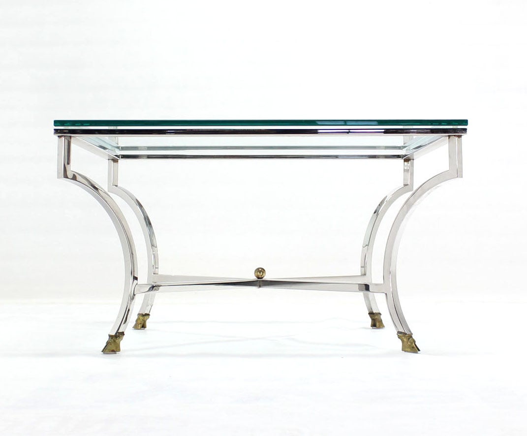 Américain Table basse carrée en laiton courbé avec pieds en sabot et base en verre, en forme de X en vente