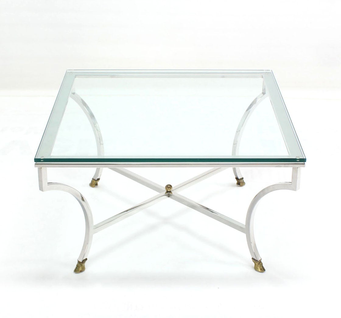 Mid-Century Modern Table basse carrée en laiton courbé avec pieds en sabot et base en verre, en forme de X en vente