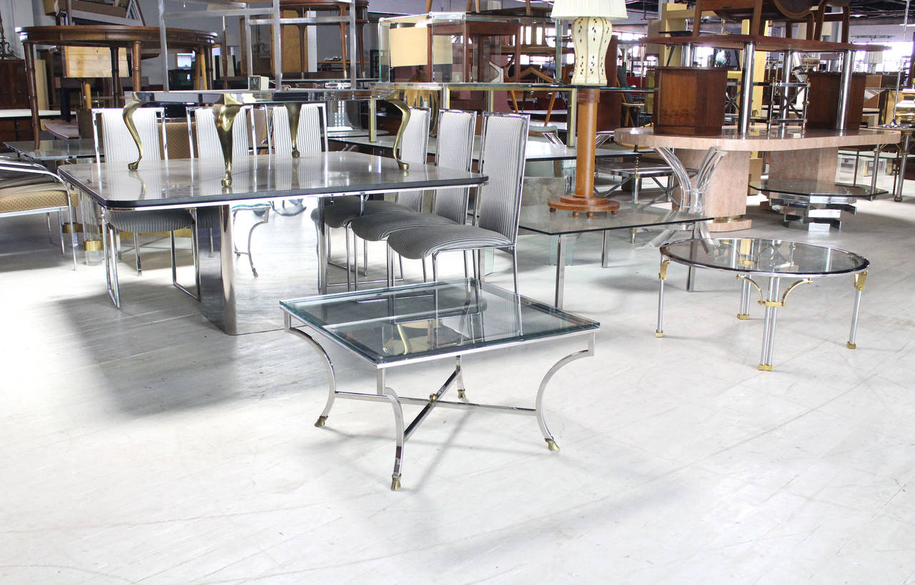 Table basse moderne du milieu du siècle, en laiton, avec sabots et base en chrome.