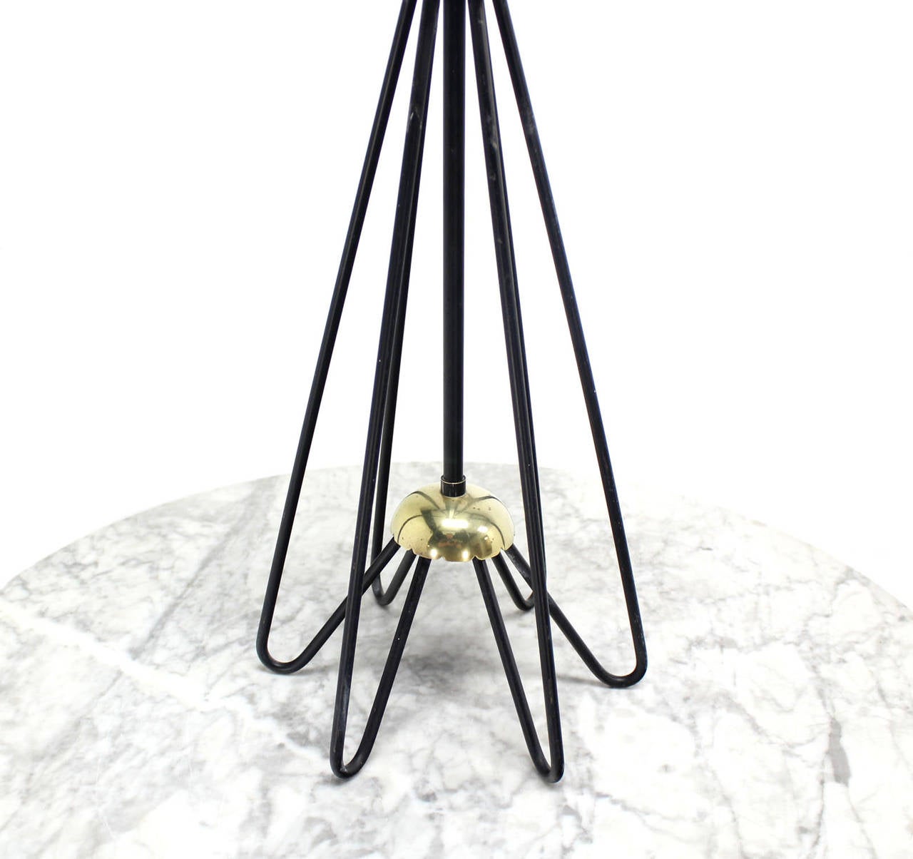 Poli Lampe de bureau sculpturale en forme de cône à base en fil métallique plié en vente