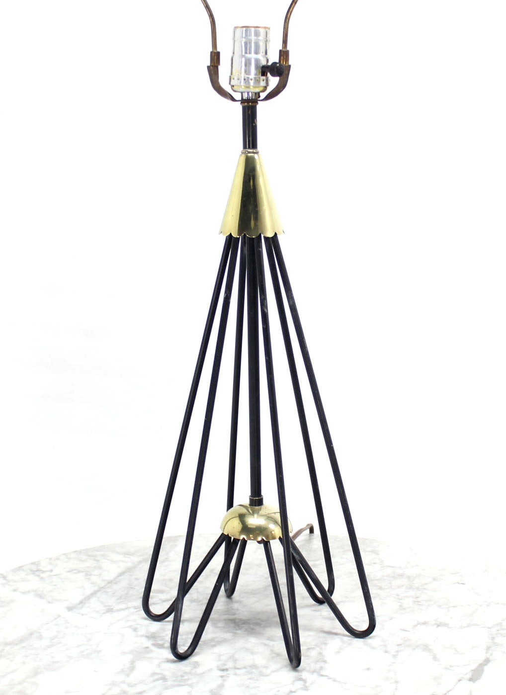 Mid-Century Modern Lampe de bureau sculpturale en forme de cône à base en fil métallique plié en vente