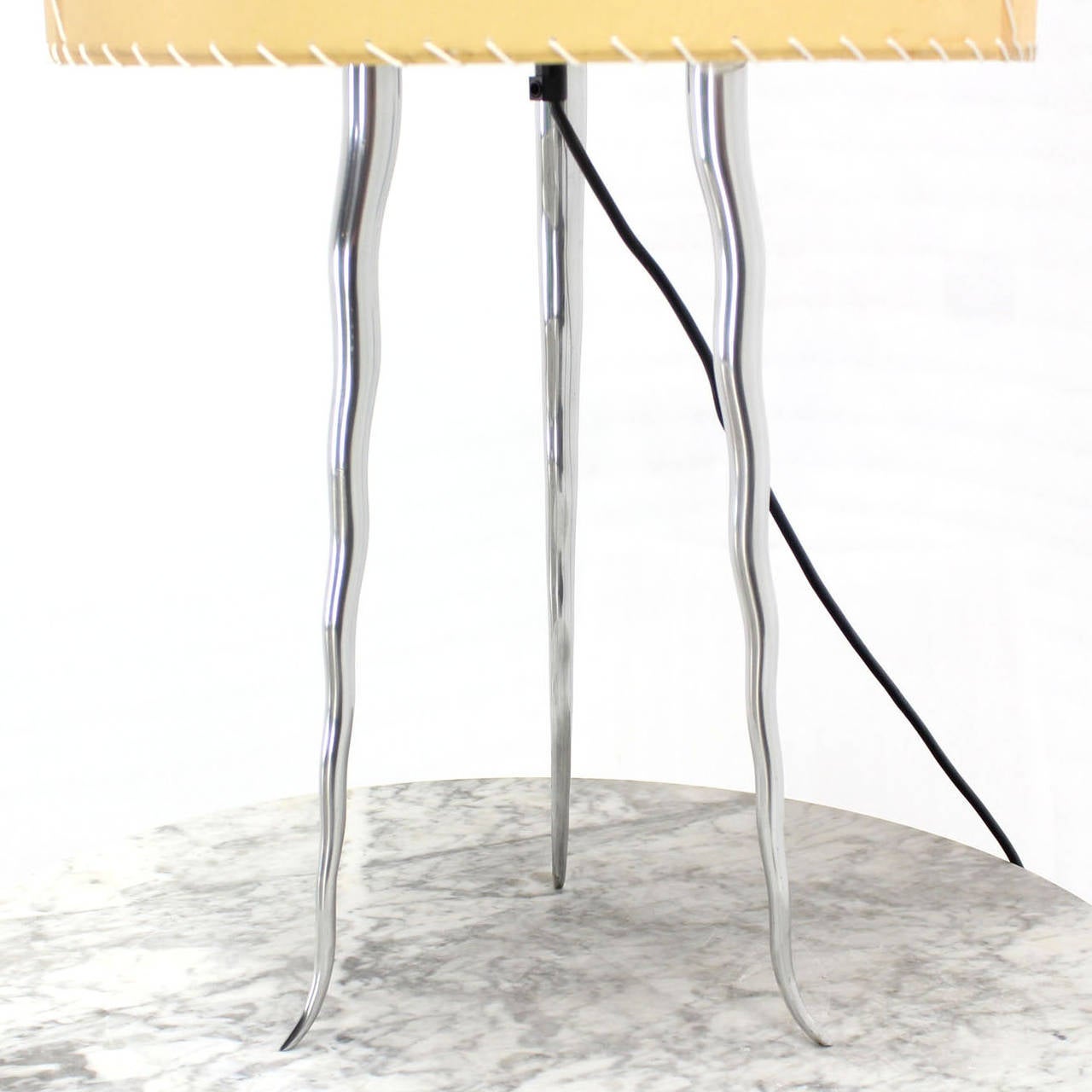 Mid-Century Modern Cast Metal Horn Shape Tri-Leg Table Lemp For Sale