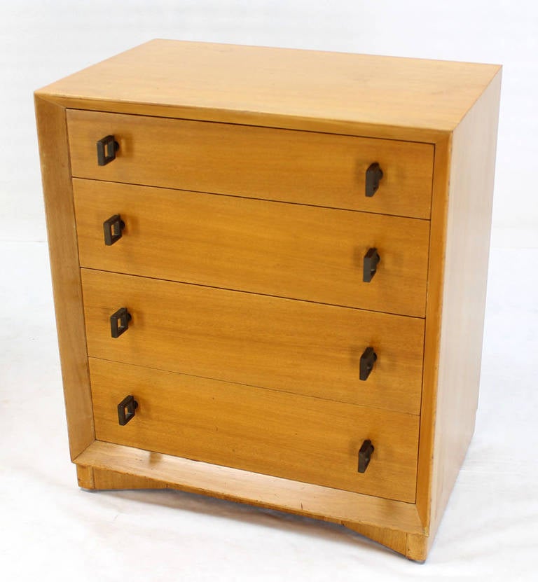 Coppia di cassapanche bionde moderne di metà secolo con ferramenta in ottone pesante 4