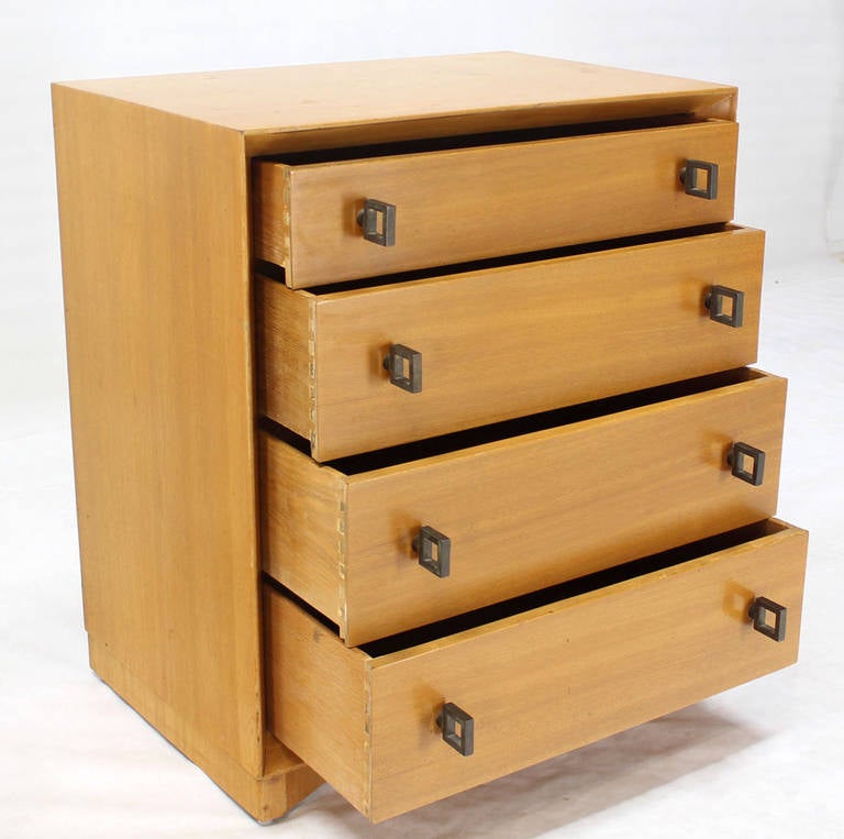 Mid-Century moderno Coppia di cassapanche bionde moderne di metà secolo con ferramenta in ottone pesante