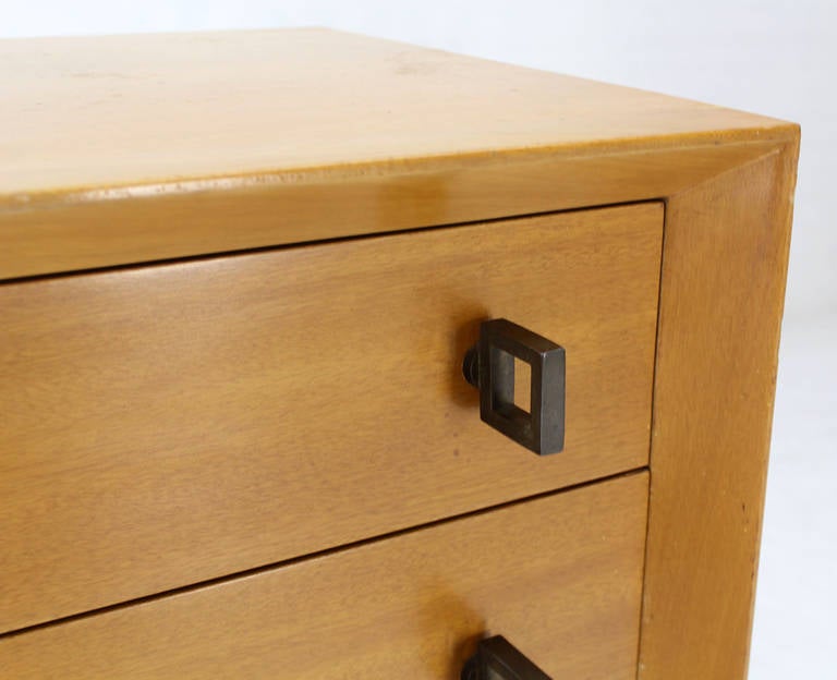 XX secolo Coppia di cassapanche bionde moderne di metà secolo con ferramenta in ottone pesante
