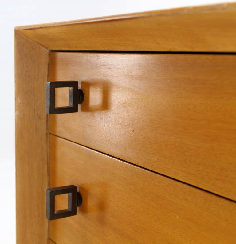 Coppia di cassapanche bionde moderne di metà secolo con ferramenta in ottone pesante 2