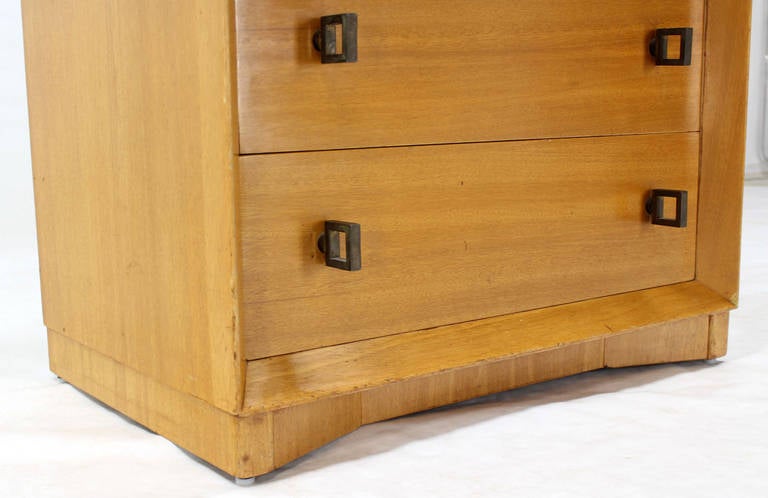 Coppia di cassapanche bionde moderne di metà secolo con ferramenta in ottone pesante 1